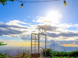 El restaurante turístico Finca Miramar está ubicado a aproximadamente 1,250 metros sobre el nivel del mar, en una zona de clima fresco en Berlín, Usulután.