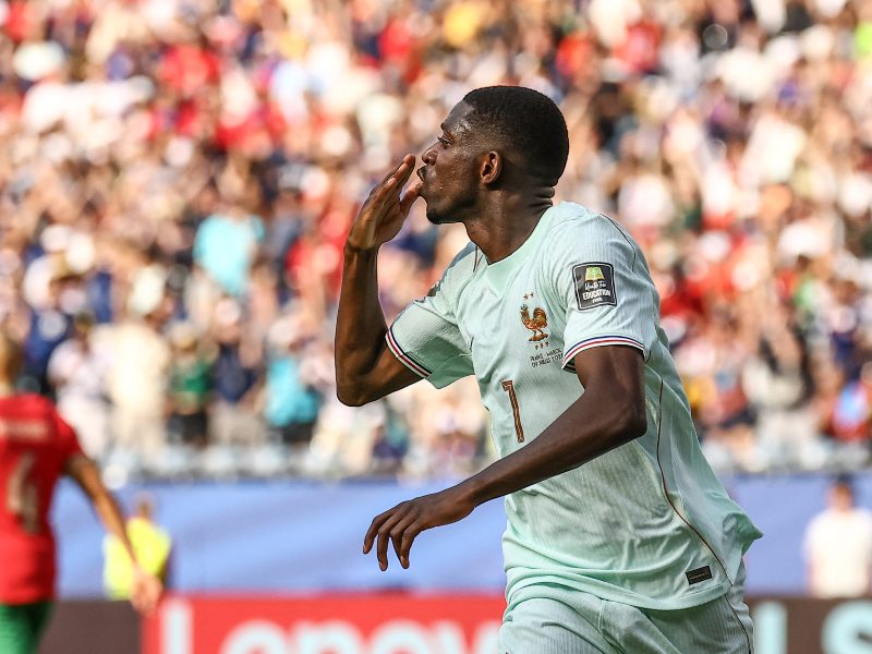 Ousmane Dembélé festeja el 2-0 que amplió la ventaja de Francia.
