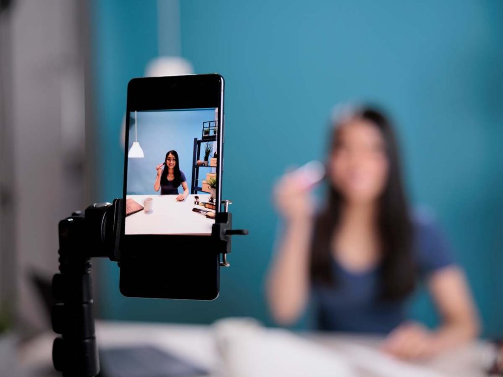Las transmisiones en vivo, las campañas con marcas y el contenido patrocinado son las principales formas de monetización para los creadores de TikTok en El Salvador.