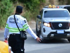 Los gestores del VMT tienen facultades legales para imponer multas de tránsito en El Salvador.