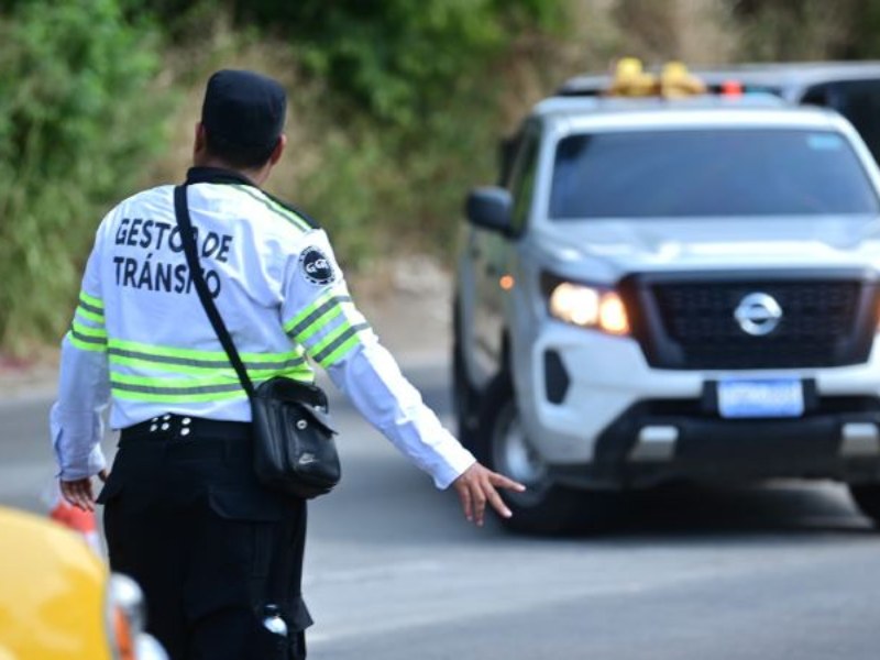Los gestores del VMT tienen facultades legales para imponer multas de tránsito en El Salvador.