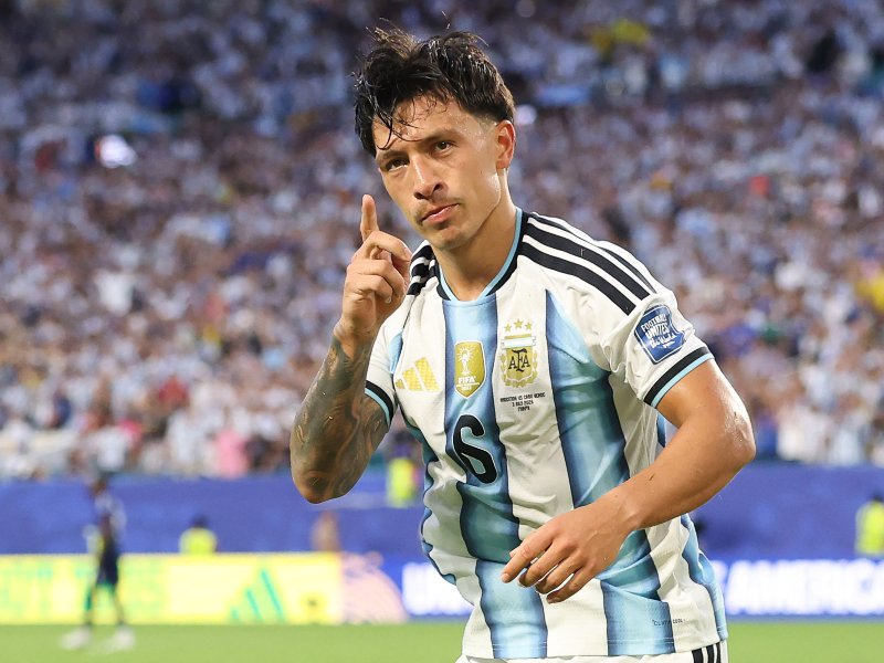 Lisandro Martínez celebra el gol que puso el 2-1 de Argentina ante Cabo Verde en el tiempo extra.