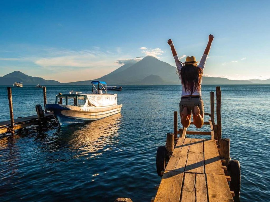 El lago de Atitlán ofrece naturaleza, cultura y descanso.