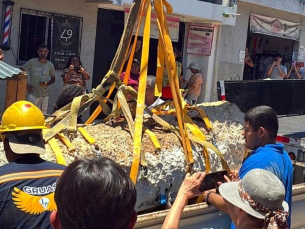 Especialistas realizaron la extracción del hallazgo arqueológico localizado durante trabajos de reparación del sistema de tuberías en el casco urbano de Antiguo Cuscatlán. Foto / Cortesía de vecinos