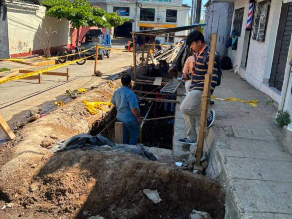 La estructura fue asegurada con arneses y removida mediante una grúa para ser trasladada y sometida a análisis por expertos en patrimonio cultural. Foto / Cortesía de vecinos
