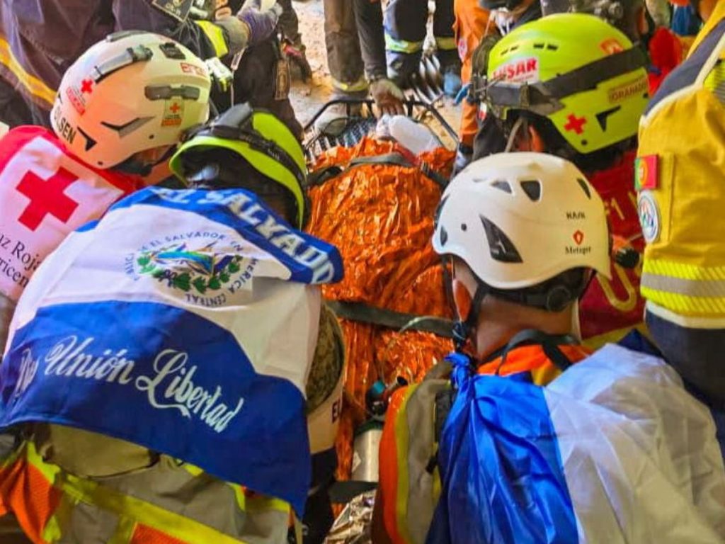 Momento donde suben a Hernán Gil a la camilla para llevarlo a la ambulancia. Fotografía/ Cortesía