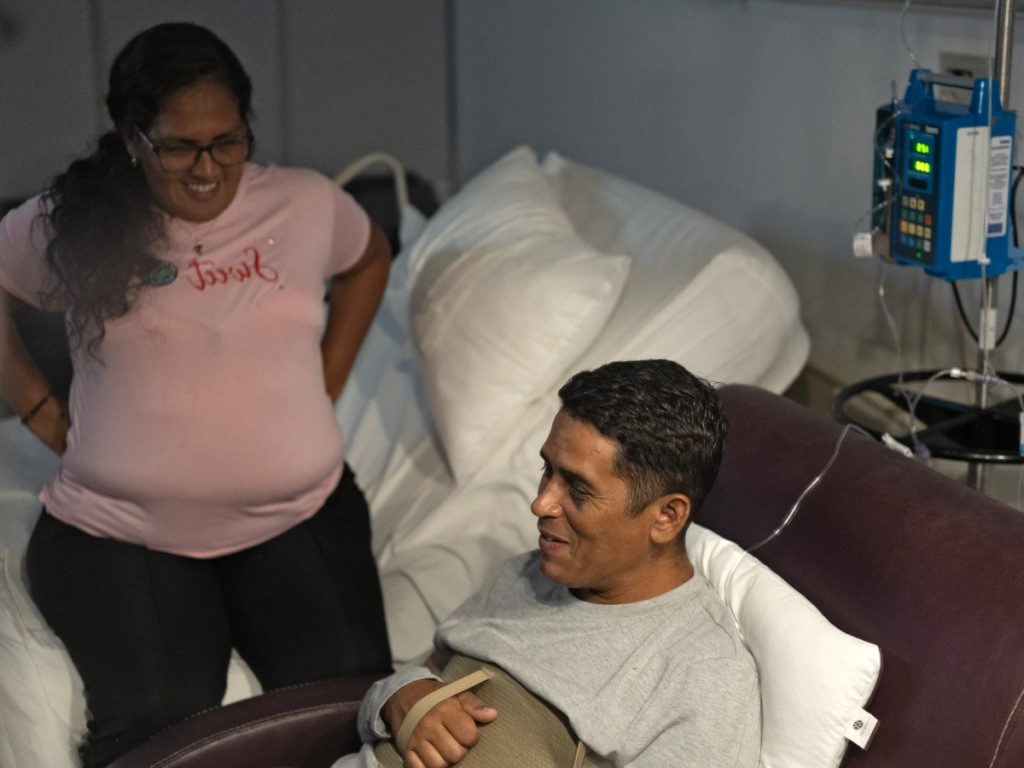 Desde el hospital, el vigilante de 43 años relató que la fe y el recuerdo de su familia lo ayudaron a resistir mientras esperaba ser rescatado. Foto AFP