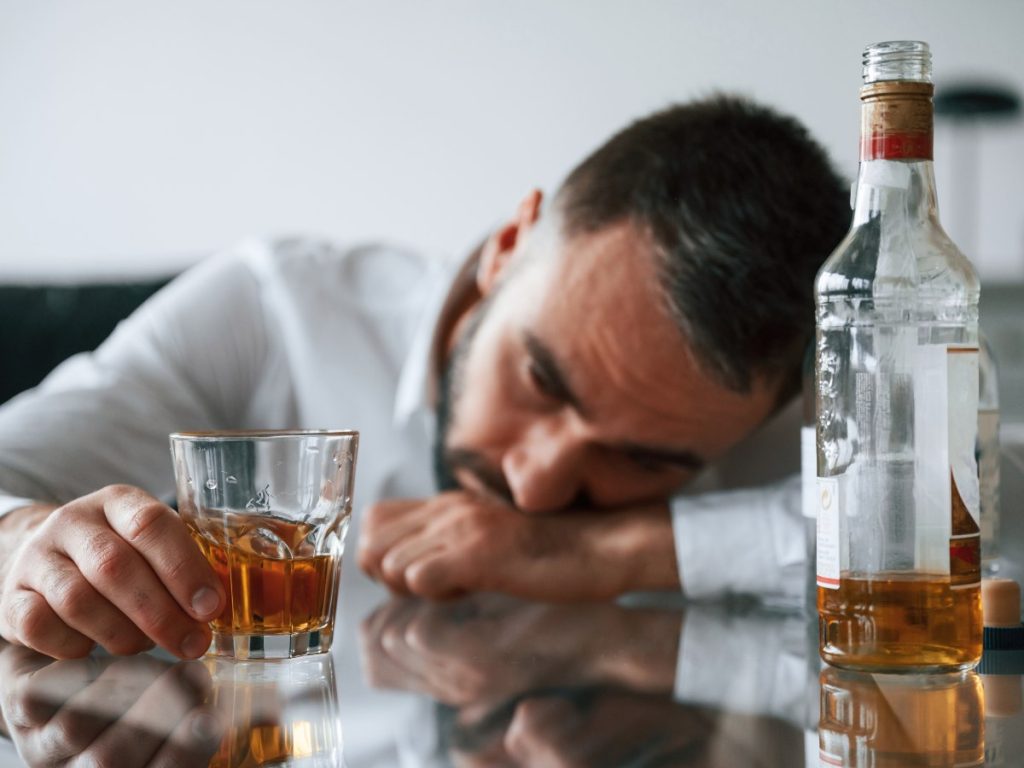 El aumento en el consumo de alcohol puede funcionar como una forma de evasión y ocultar un malestar emocional que requiere ayuda profesional.