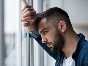 La depresión en hombres puede manifestarse con aislamiento, insomnio, cansancio y pérdida de interés, incluso sin tristeza visible.