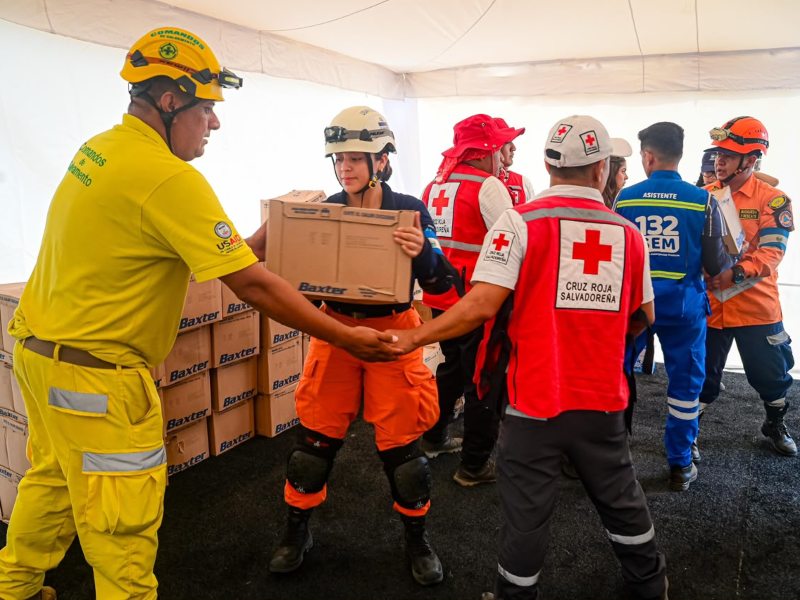 Personal de la misión humanitaria instala la estructura que sostendrá los consultorios temporales.
