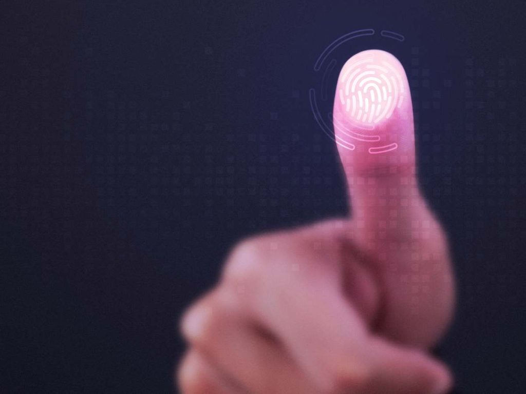 Los extranjeros que deban registrarse deberán completar el formulario G-325R y, cuando corresponda, asistir a una cita para la toma de huellas dactilares
