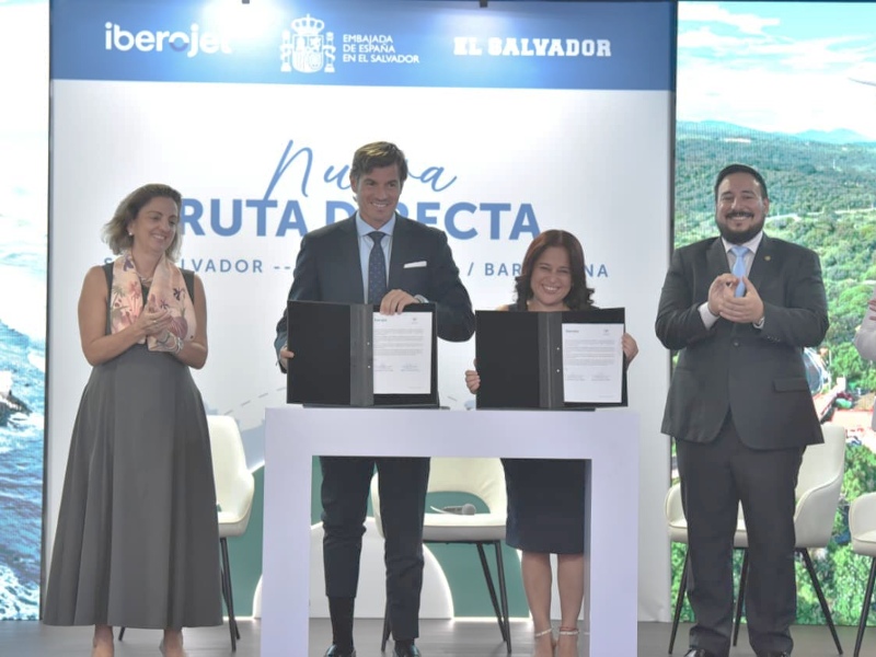 Durante el acto oficial, el Gobierno de El Salvador e Iberojet realizaron la firma simbólica de un convenio marco de colaboración.