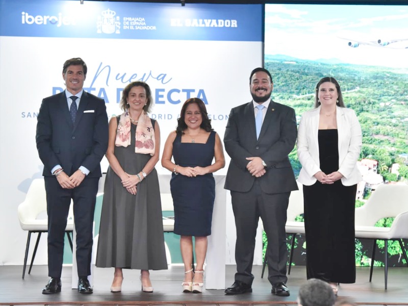 Representantes de Iberojet, autoridades salvadoreñas y la Embajada de España participaron en la presentación de la nueva ruta aérea que ya conecta a El Salvador con Madrid y Barcelona.