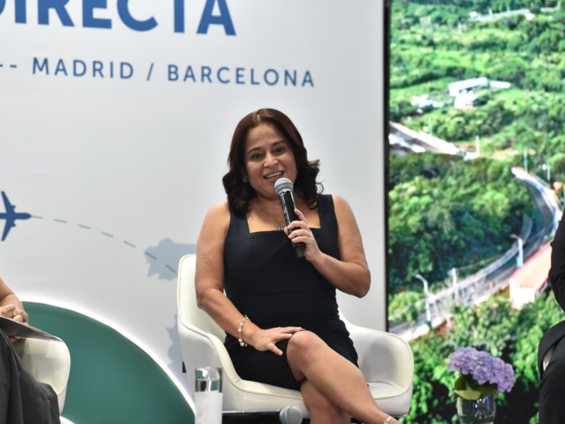 La ministra de Turismo, Morena Valdez, destacó que los vuelos directos de Iberojet entre El Salvador, Madrid y Barcelona fortalecen la conectividad con Europa e impulsan el turismo, los negocios y el intercambio cultural.