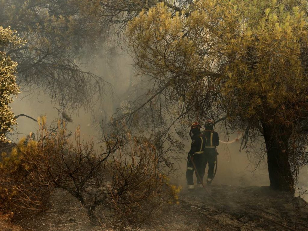 Los bomberos luchan contra un incendio forestal cerca de San Martín de Valdeiglesias, a unos 70 km al oeste de Madrid, el 26 de julio de 2026.