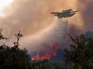 España evacúa a 60,000 personas por histórico incendio forestal