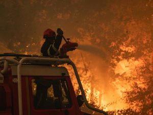 Incendios en España y Francia obligan a evacuar a 270,000 personas