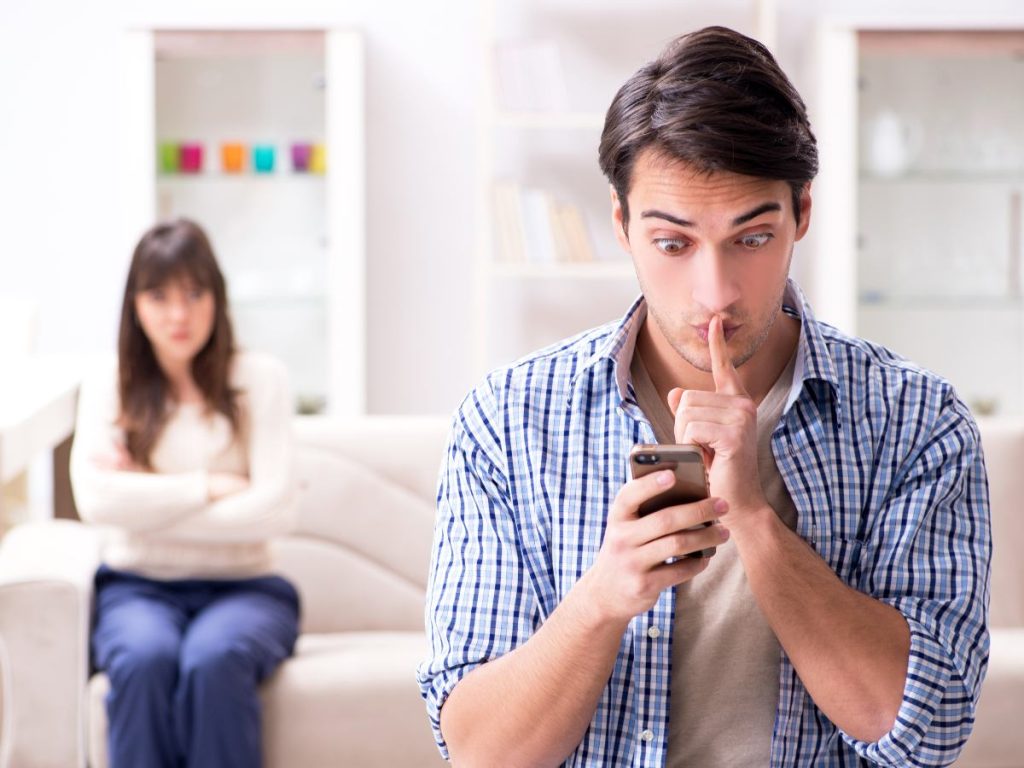 Hablar de límites en pareja ayuda a diferenciar la privacidad sana de conductas que pueden generar distancia emocional.