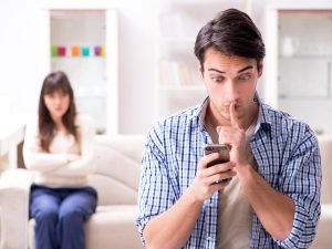 Hablar de límites en pareja ayuda a diferenciar la privacidad sana de conductas que pueden generar distancia emocional.