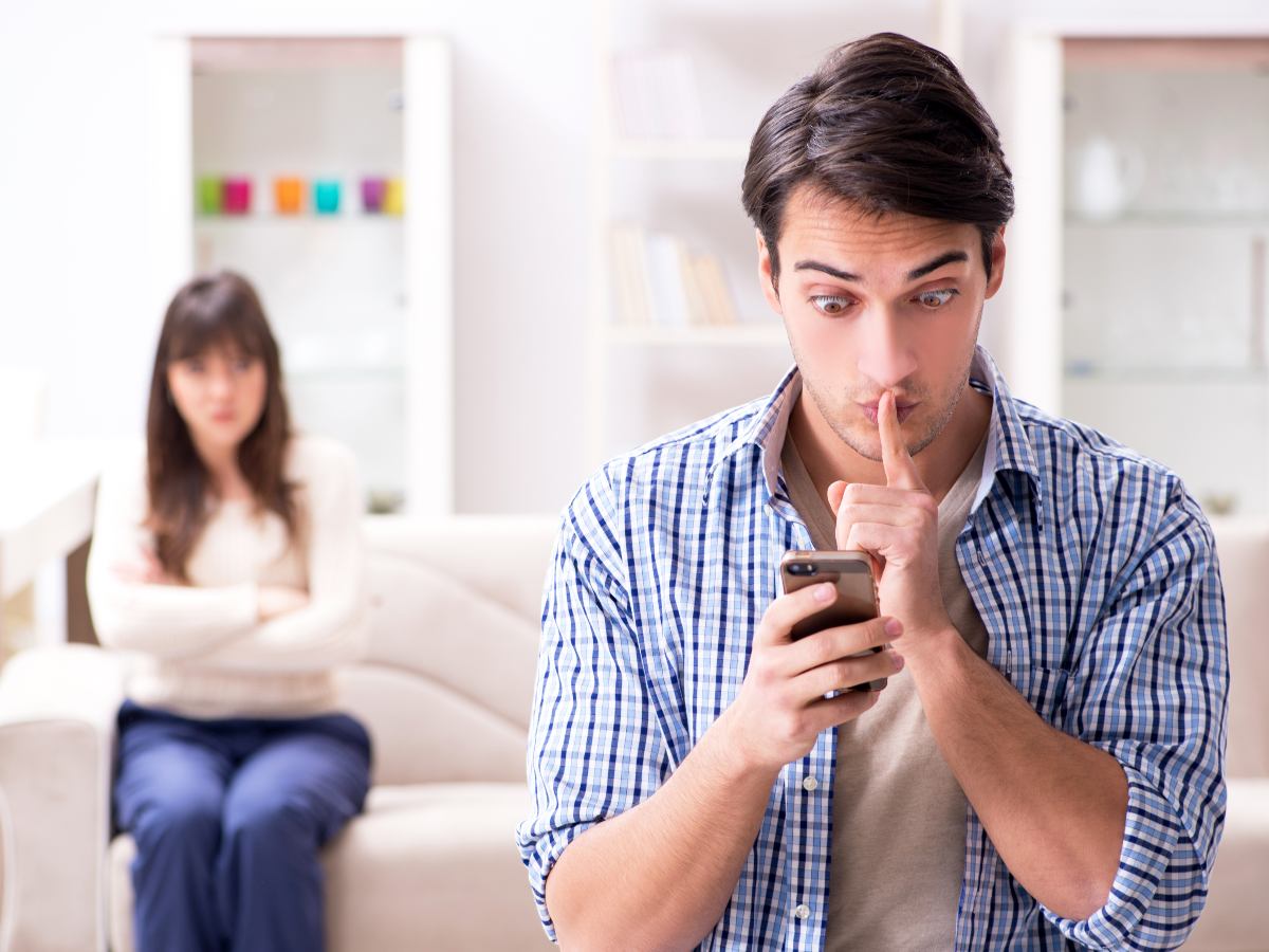 Hablar de límites en pareja ayuda a diferenciar la privacidad sana de conductas que pueden generar distancia emocional.