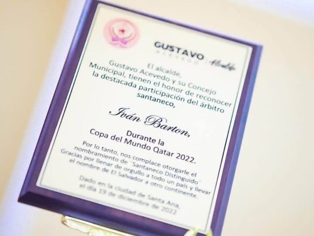 La Alcaldía de Santa Ana reconoció a Iván Barton como Santaneco Distinguido por su histórica participación en la Copa Mundial de Qatar 2022. Foto / Cortesía.