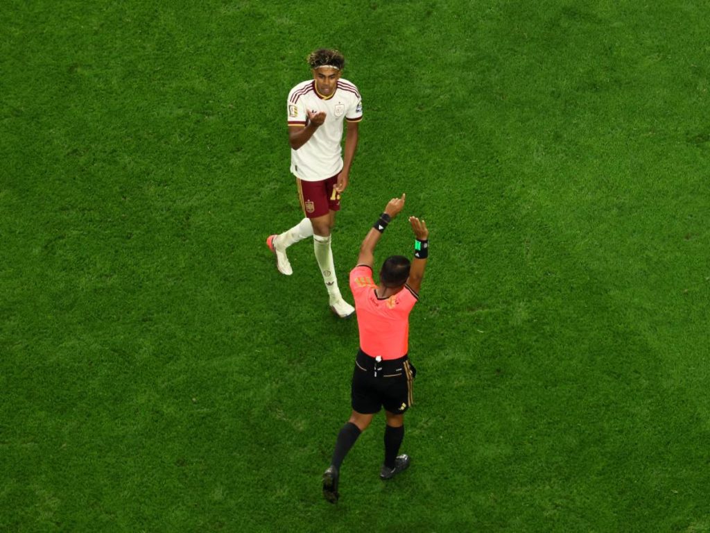 Iván Barton recibió el respaldo de la FIFA tras las críticas del seleccionador francés Didier Deschamps por su arbitraje en la semifinal entre Francia y España. Foto / AFP