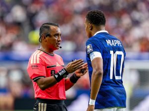 ivan-barton-fifa-arbitro