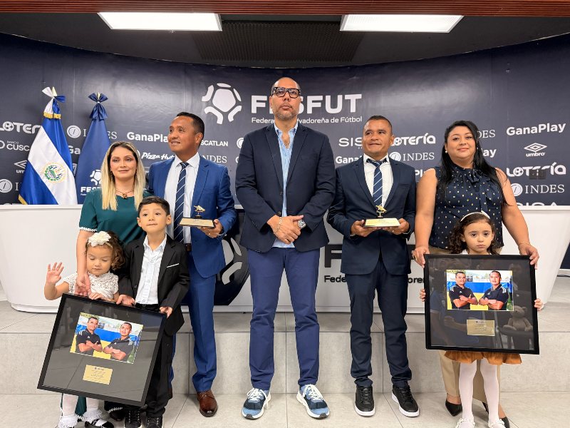 Los árbitros salvadoreños recibieron un reconocimiento por representar al país en la Copa Mundial.