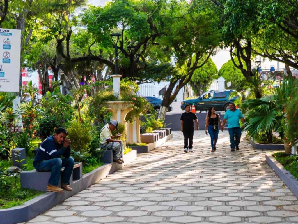 El parque de Juayúa ofrece un entorno fresco y agradable para caminar, descansar y compartir en familia.