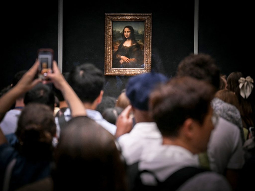 Visitantes contemplan la pintura "La Joconde" (la Mona Lisa) del artista italiano Leonardo Da Vinci en el Museo del Louvre en París, el 22 de julio de 2026.