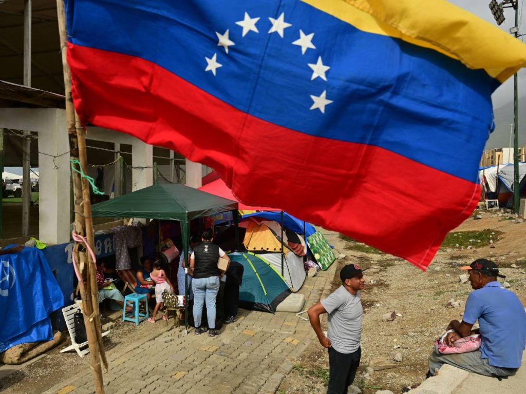 Las playas de La Guaira permanecen casi vacías tras los terremotos, afectando a decenas de familias que dependían del turismo para obtener ingresos. Foto / AFP