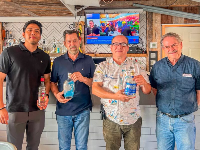 Representantes de distribuidoras y restaurantes conocieron la oferta de licores salvadoreños. Foto: Ministerio de Relaciones Exteriores.