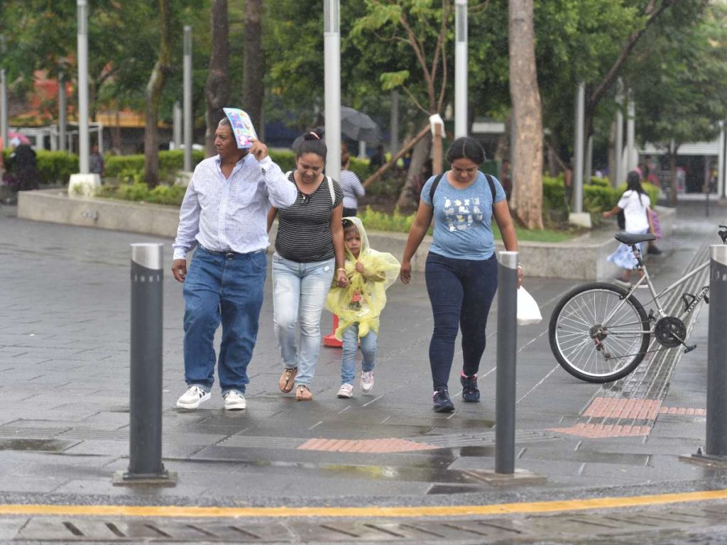 Una onda tropical y varias vaguadas favorecerán lluvias y tormentas durante la tarde y noche de este domingo en El Salvador.