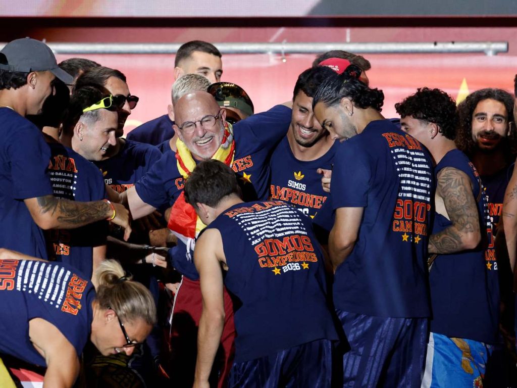 El seleccionador español, Luis de la Fuente (C), sonríe tras ser lanzado al aire por los jugadores mientras celebran en un escenario en la Plaza de Cibeles de Madrid el 20 de julio de 2026, un día después de ganar su segundo título mundial tras una victoria por 1-0 contra Argentina.