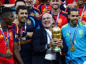 luis de la fuente con la copa del mundo