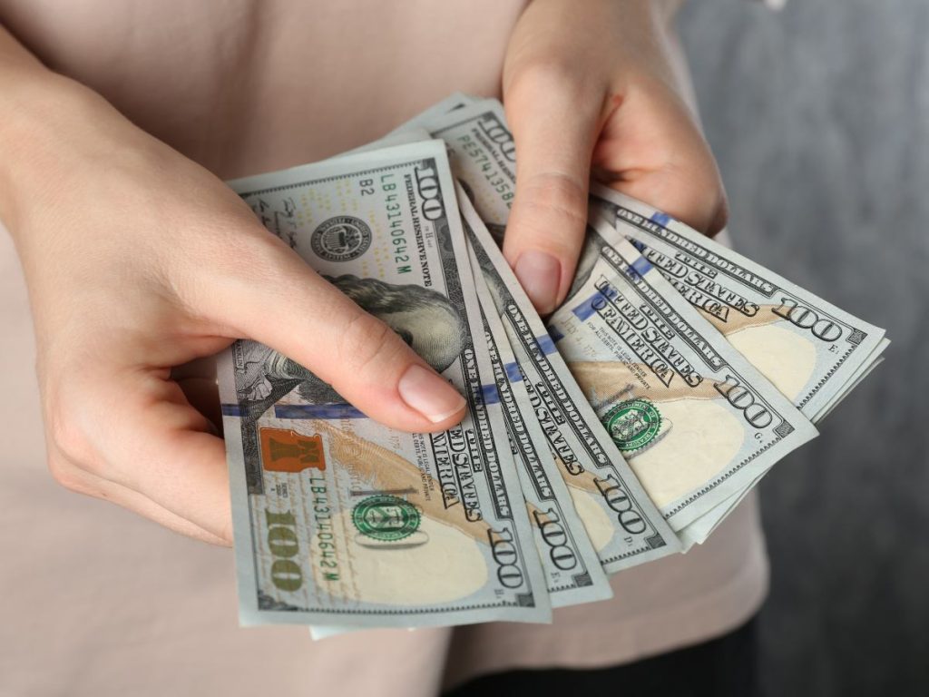 El cambio obliga a elegir entre un depósito internacional en El Salvador o una cuenta bancaria en Estados Unidos.