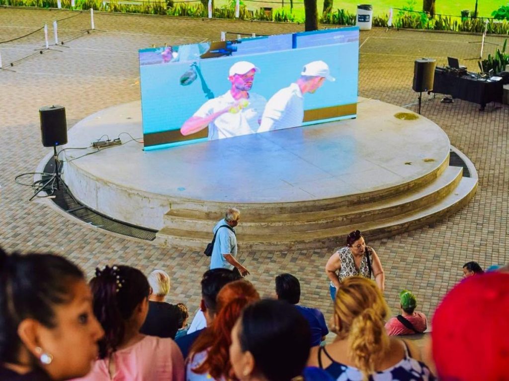 Durante la ceremonia de premiación, Marcelo Arévalo dedicó un emotivo mensaje a sus padres, hermanos, esposa e hijo, a quienes agradeció por acompañarlo durante Wimbledon. Foto/ Alcaldía San Salvador