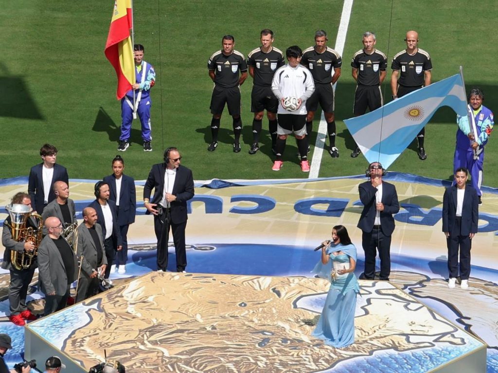 María Becerra interpretó el himno nacional de Argentina durante la ceremonia previa a la final del Mundial 2026. Fotografía/ EFE