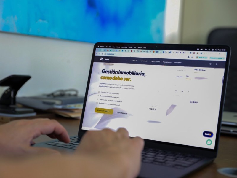 El emprendedor salvadoreño Mario Martínez impulsa una plataforma dirigida a propietarios que gestionan inmuebles desde el extranjero.