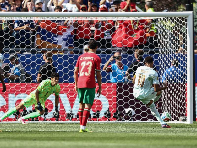 Yassine Bounou detiene el penalti de Mbappé y mantiene el 0-0.