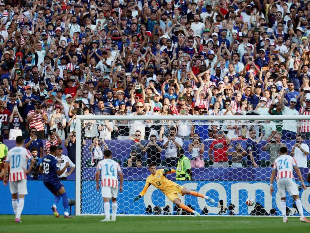 Kylian Mbappé cobrando el penal del gane ante Paraguay. Foto AFP