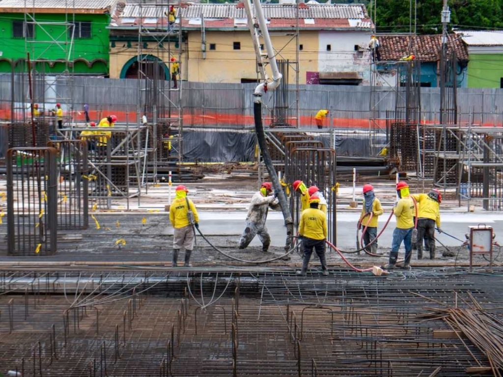 La construcción del nuevo mercado de Santa Ana continúa esta semana con trabajos en la infraestructura, según informó el Ministerio de Obras Públicas.