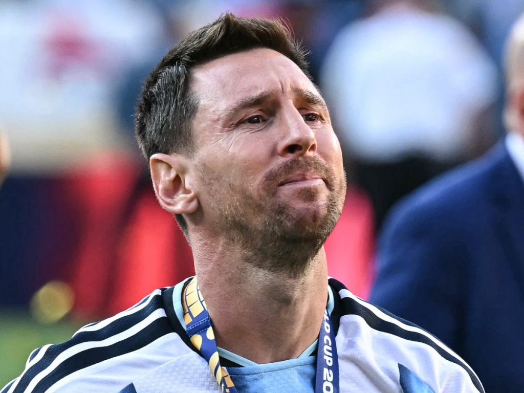 El delantero argentino Lionel Messi, número 10, llora tras la derrota en la final del Mundial de Fútbol de 2026 entre España y Argentina, disputada en el estadio New York/New Jersey de East Rutherford el 19 de julio de 2026. (Foto de Paul ELLIS / AFP)