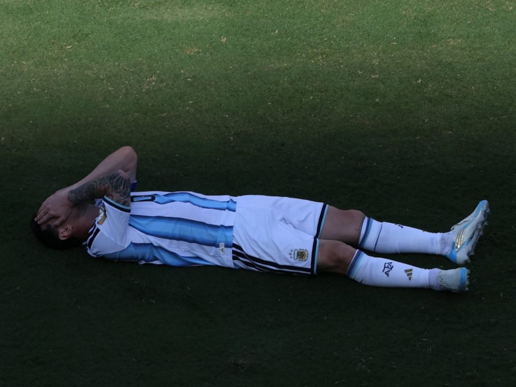 Messi yace en el césped durante la final de la Copa Mundial de la FIFA 2026 entre España y Argentina, en Nueva Jersey, EE. UU., el 19 de julio de 2026. (España) EFE/EPA/SARAH YENESEL