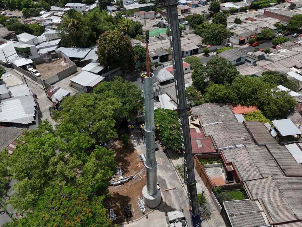 El primer metrocable del Área Metropolitana de San Salvador avanza con la instalación de su segunda torre en las cercanías de la Universidad de El Salvador.