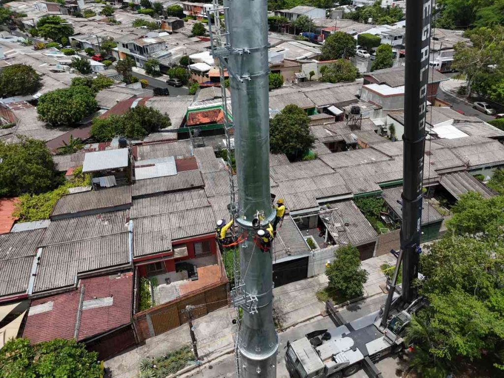 Según el MOP, la estructura forma parte de las 23 torres que sostendrán el sistema. La línea tendrá 3.5 kilómetros, cuatro estaciones y 153 cabinas con capacidad para 10 personas sentadas.