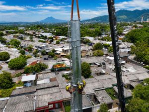 El primer metrocable del Área Metropolitana de San Salvador avanza con la instalación de su segunda torre en las cercanías de la Universidad de El Salvador.