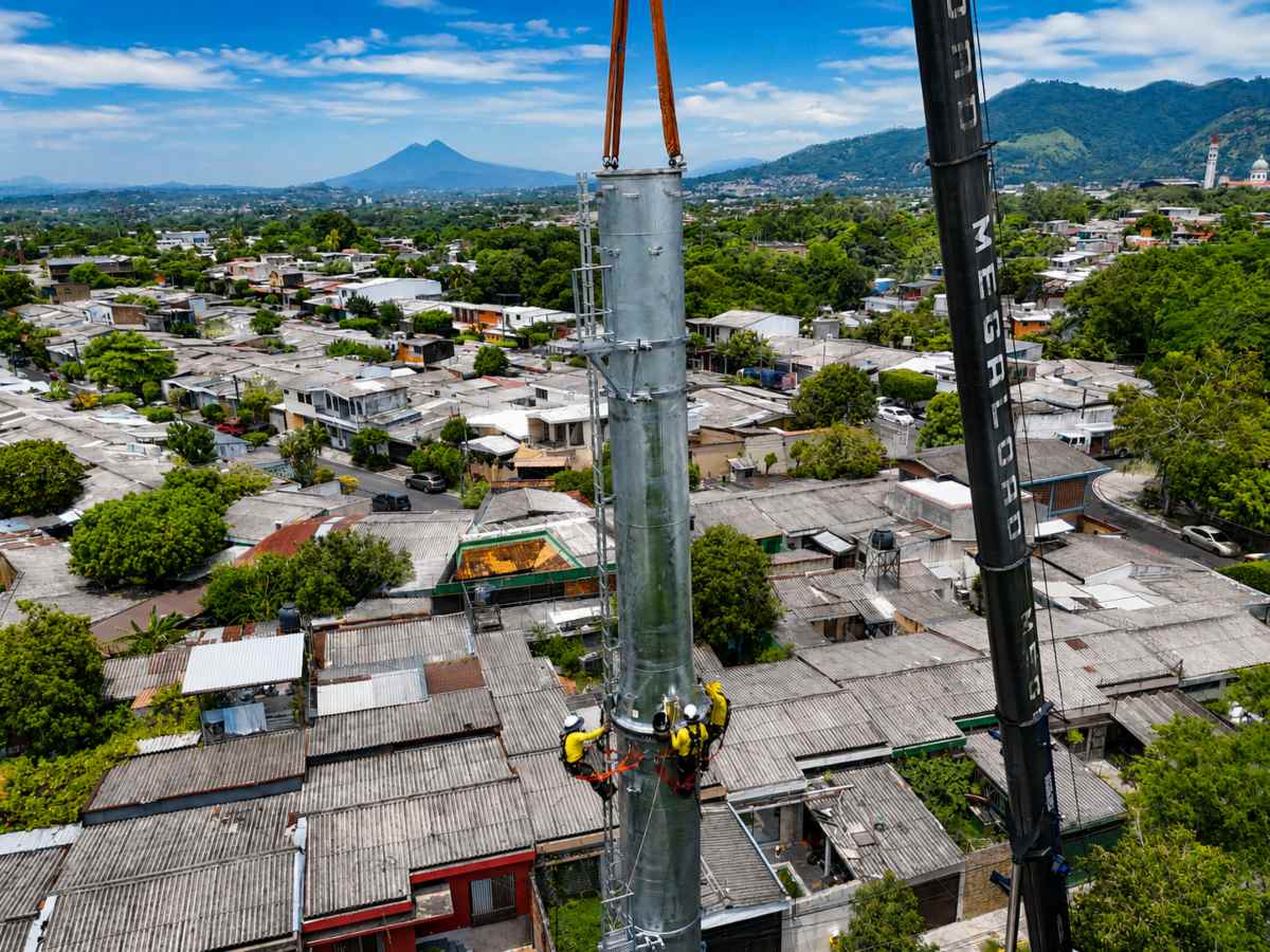 El primer metrocable del Área Metropolitana de San Salvador avanza con la instalación de su segunda torre en las cercanías de la Universidad de El Salvador.