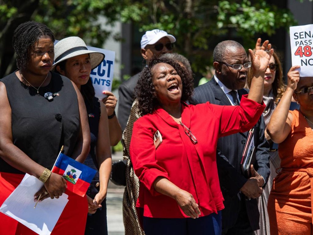 Líderes locales haitianos participaron en una manifestación en Boston, Massachusetts, el 23 de julio de 2026, para exigir al Congreso la restitución del Estatus de Protección Temporal (TPS) para los haitianos.