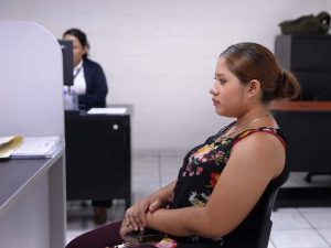 Milagro obtuvo por primera vez su partida de nacimiento y su DUI tras un proceso legal impulsado por la PGR.